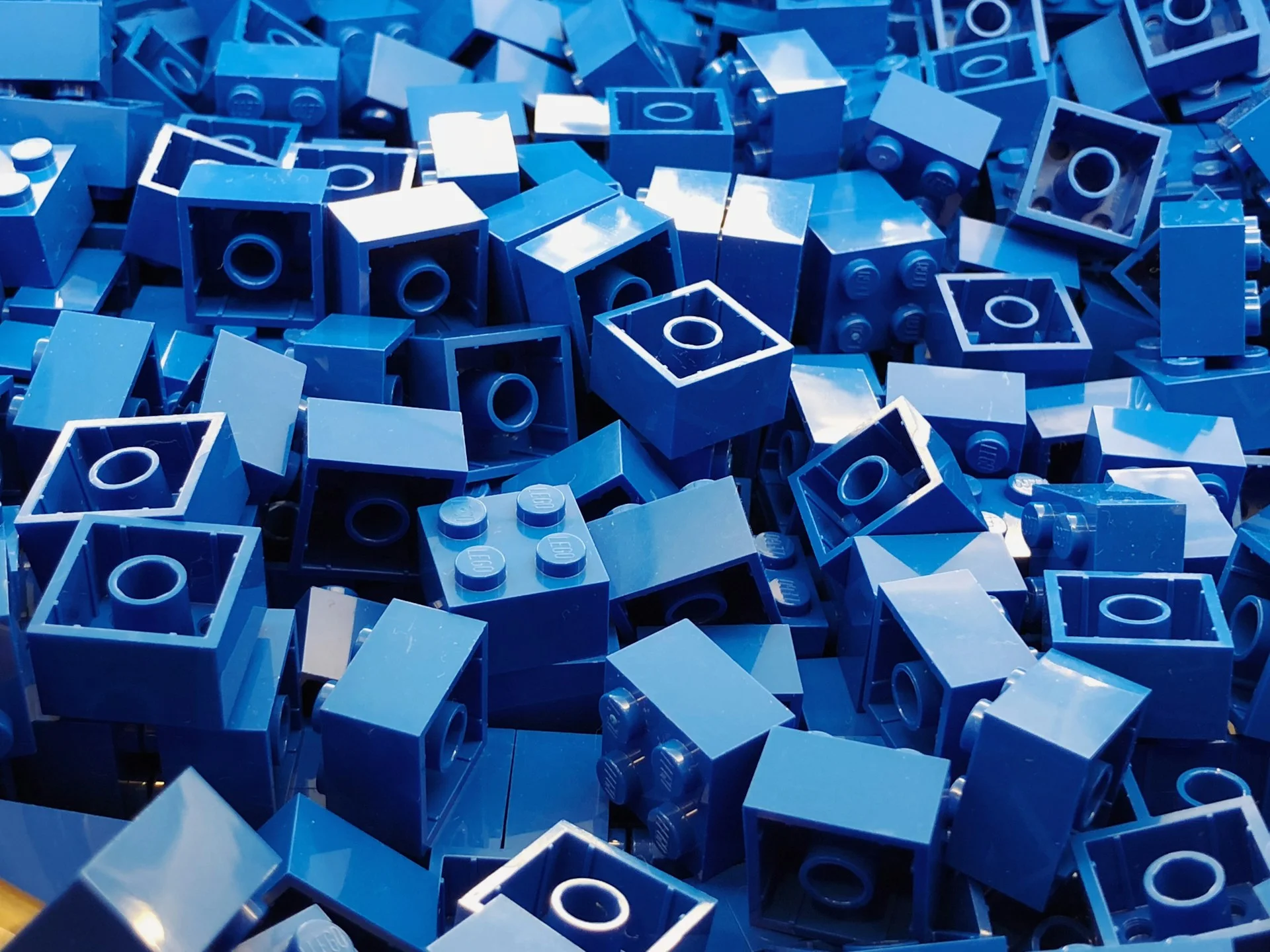 Bloques azules apilados en distintas direcciones.